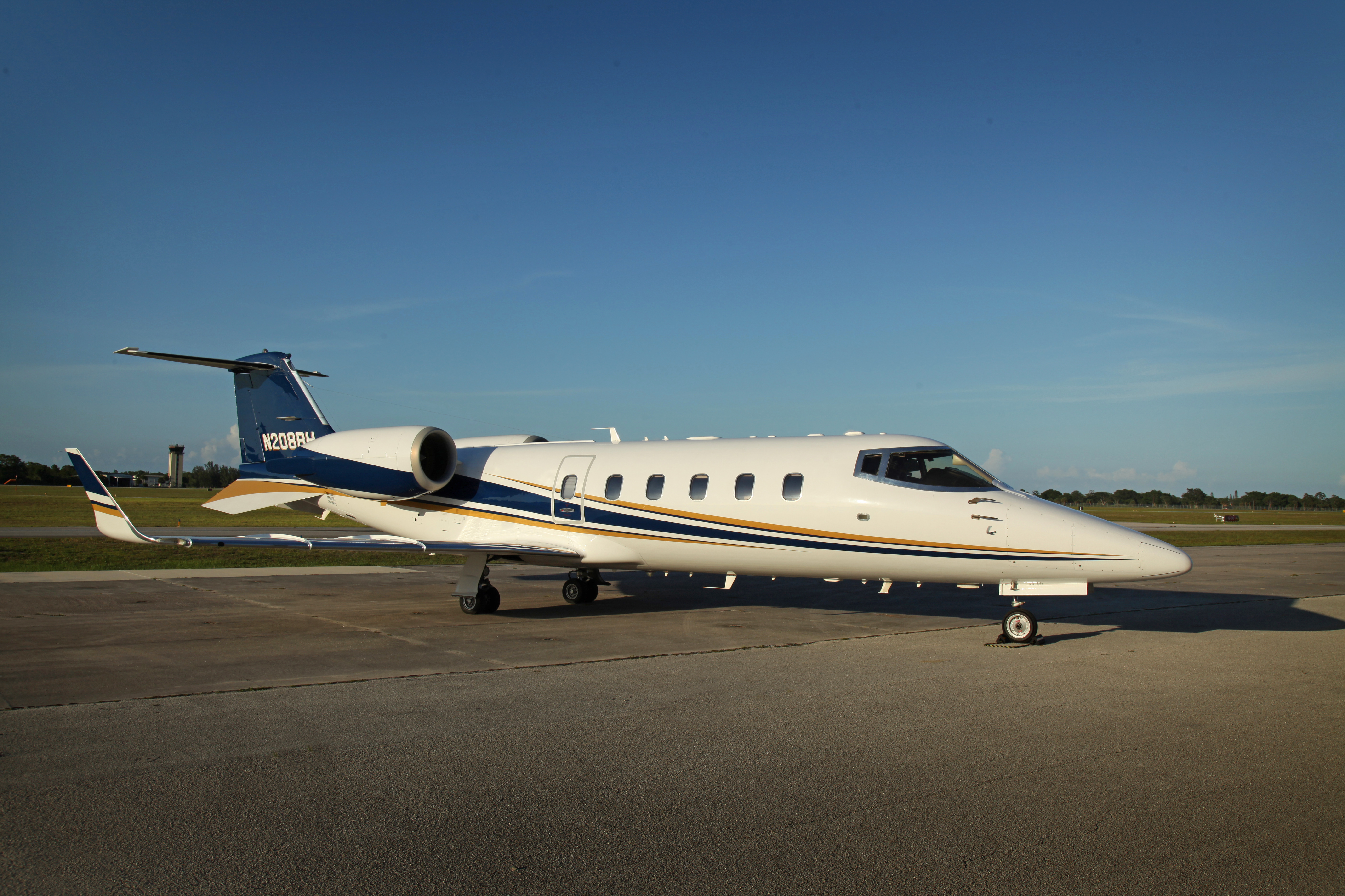 N208BH photo